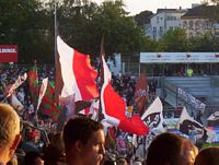 La tifoseria del St. Pauli: sullo sfondo, bandieroni della Ternana, che condividono la stessa linea politica